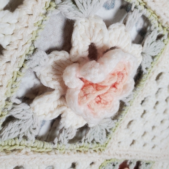 Vintage Handknit 3D Granny Square Cottagecore Lap Crib Blanket  Cream Peach - Picture 4 of 9